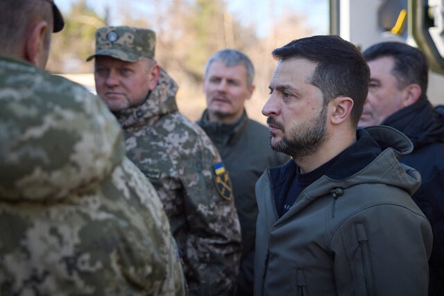 Зеленский общается с командирами ВСУ в обход Залужного и едко шутит над ним на совещаниях. «Украинская правда» опубликовала большую статью о разногласиях между президентом и главкомом. Мы ее пересказали